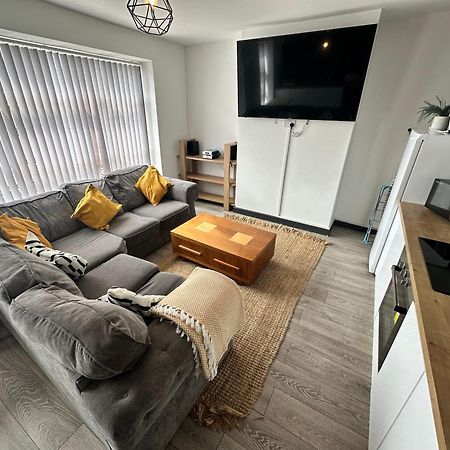 Town Center Willow Apartment - Sleeps Up To 10 - Dogs Welcome - 2 Minutes From Train Station Blackpool Bagian luar foto