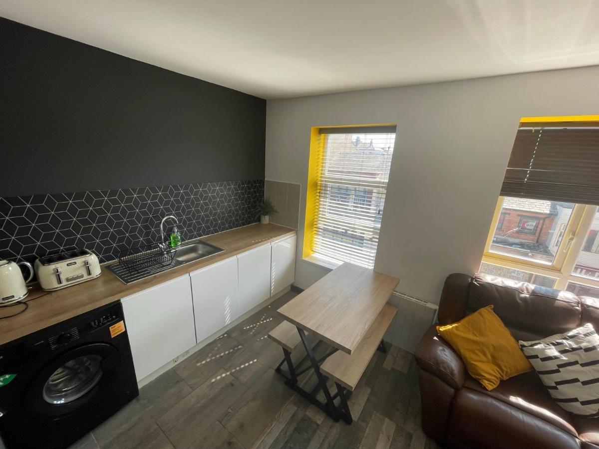 Town Center Willow Apartment - Sleeps Up To 10 - Dogs Welcome - 2 Minutes From Train Station Blackpool Bagian luar foto