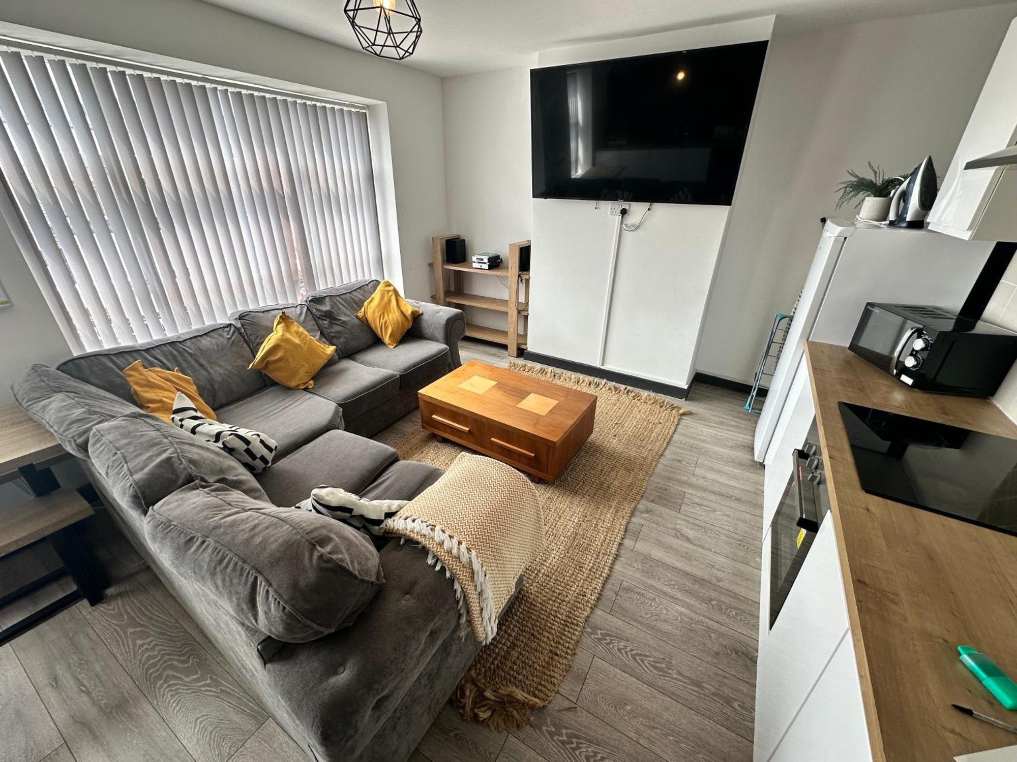 Town Center Willow Apartment - Sleeps Up To 10 - Dogs Welcome - 2 Minutes From Train Station Blackpool Bagian luar foto